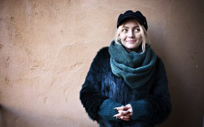 Yksinäisten ääni – Jenni Rotonen tuo esiin, että paha olo voi piillä kiiltävänkin pinnan alla
