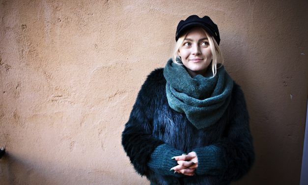 Yksinäisten ääni – Jenni Rotonen tuo esiin, että paha olo voi piillä kiiltävänkin pinnan alla