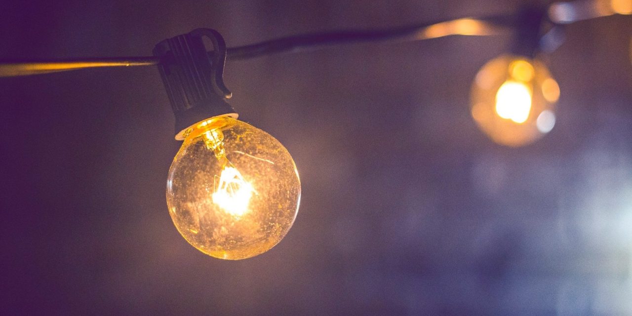 Lisää valoa! Yksikin pieni teko voi kohottaa mielialaa